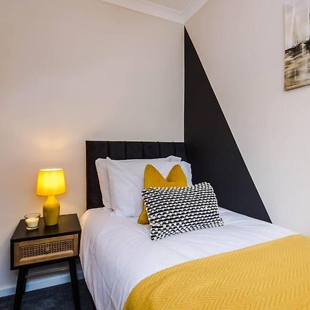 Cheerful 3 Bedroom Home With Parking Near Chester Saughall Екстериор снимка