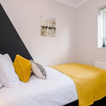 Cheerful 3 Bedroom Home With Parking Near Chester Saughall Екстериор снимка