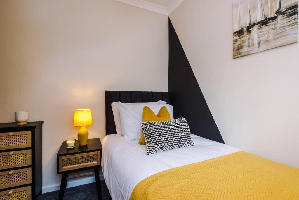 Cheerful 3 Bedroom Home With Parking Near Chester Saughall Екстериор снимка