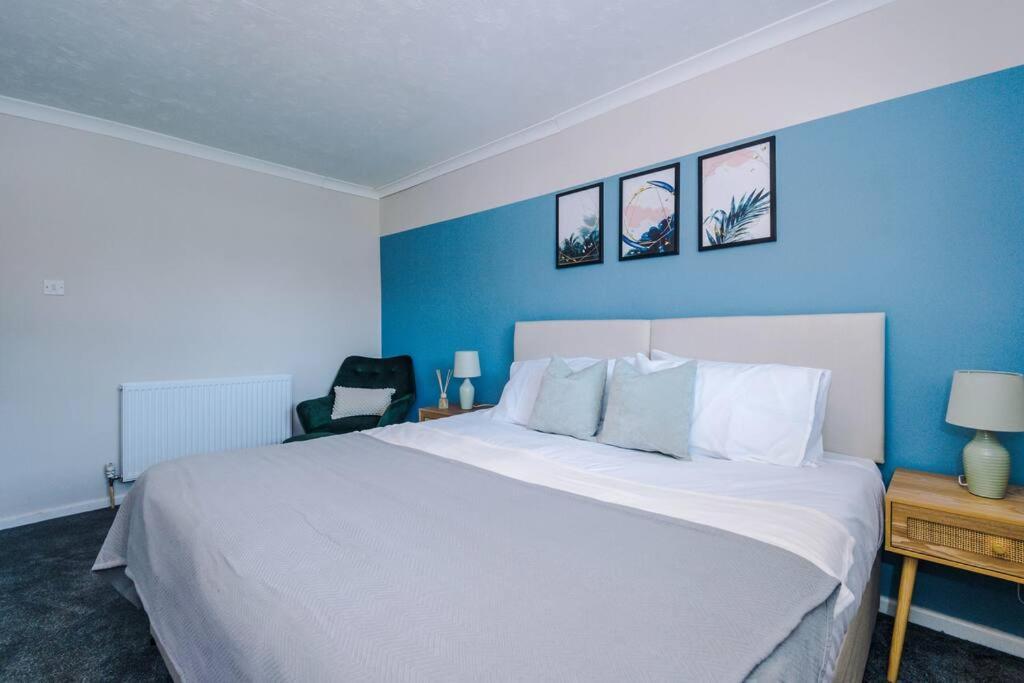 Cheerful 3 Bedroom Home With Parking Near Chester Saughall Екстериор снимка