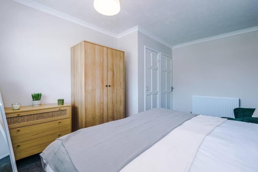 Cheerful 3 Bedroom Home With Parking Near Chester Saughall Екстериор снимка