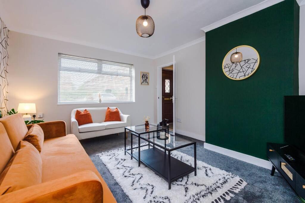 Cheerful 3 Bedroom Home With Parking Near Chester Saughall Екстериор снимка