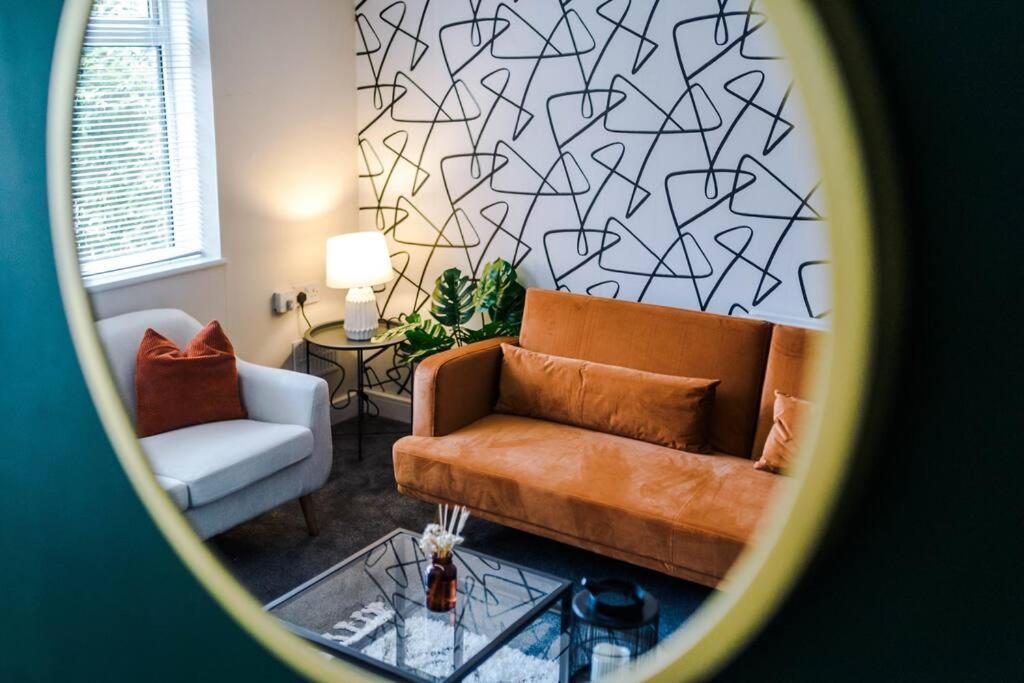 Cheerful 3 Bedroom Home With Parking Near Chester Saughall Екстериор снимка