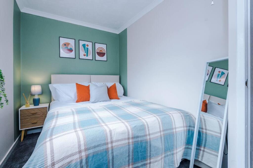 Cheerful 3 Bedroom Home With Parking Near Chester Saughall Екстериор снимка