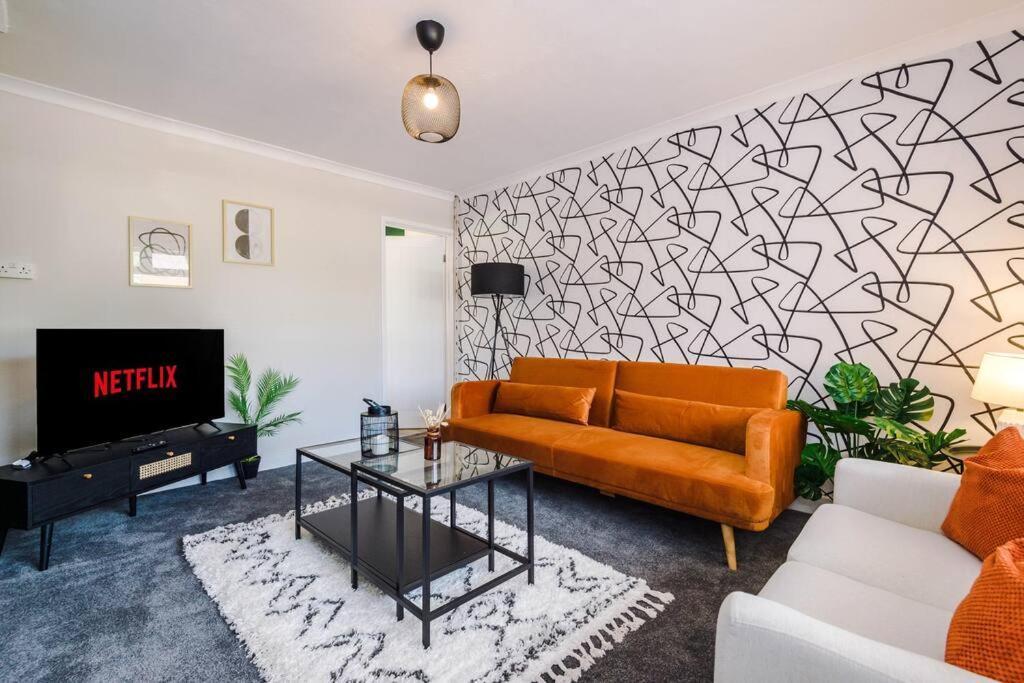 Cheerful 3 Bedroom Home With Parking Near Chester Saughall Екстериор снимка