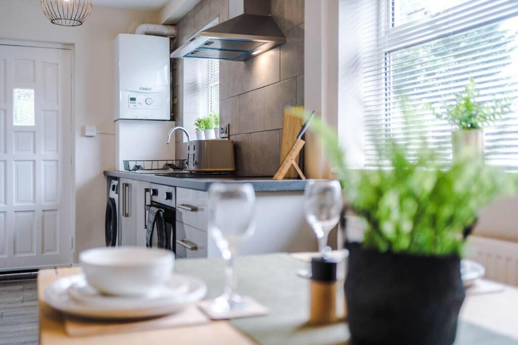 Cheerful 3 Bedroom Home With Parking Near Chester Saughall Екстериор снимка