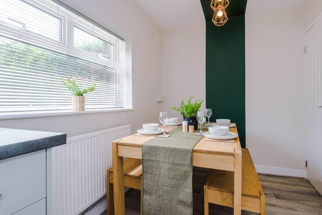 Cheerful 3 Bedroom Home With Parking Near Chester Saughall Екстериор снимка