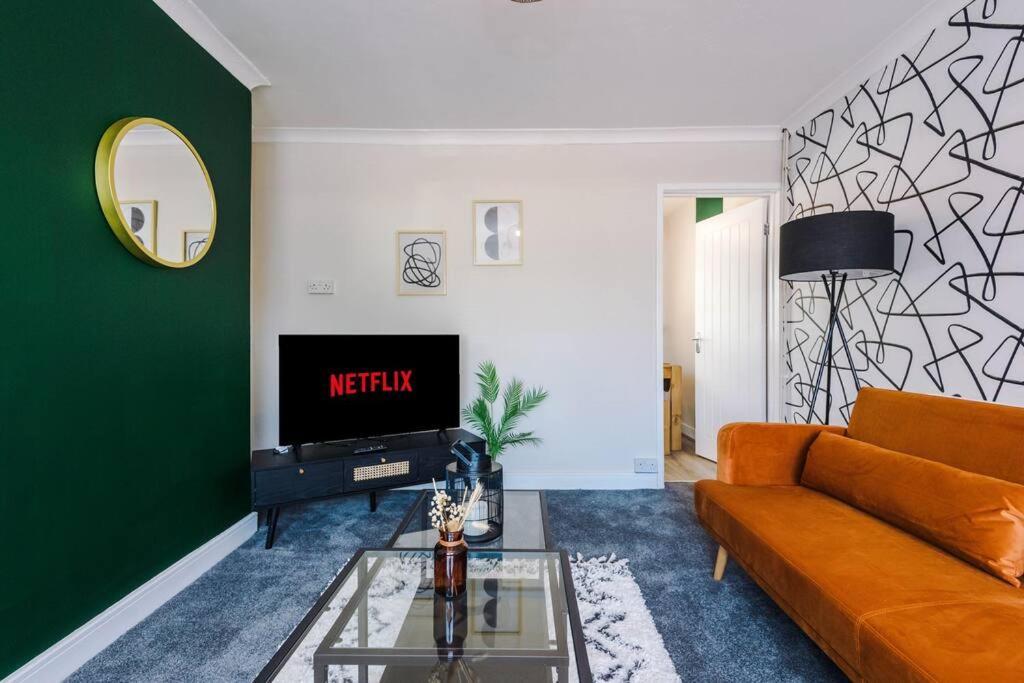 Cheerful 3 Bedroom Home With Parking Near Chester Saughall Екстериор снимка