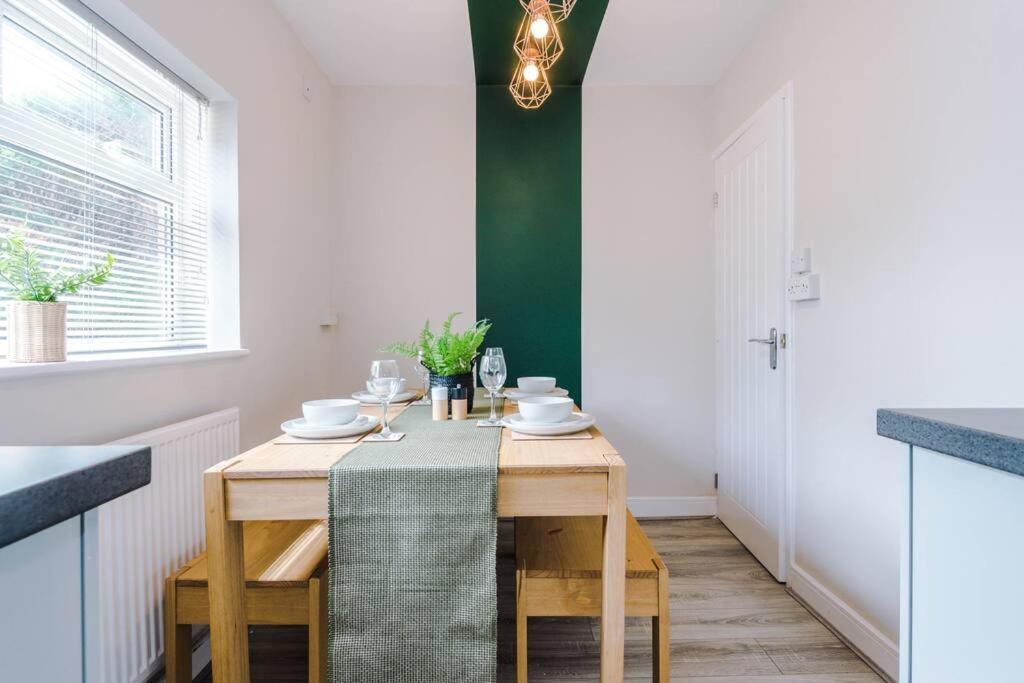 Cheerful 3 Bedroom Home With Parking Near Chester Saughall Екстериор снимка