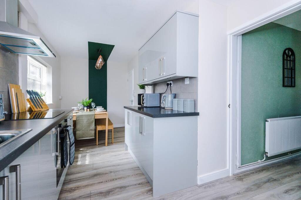 Cheerful 3 Bedroom Home With Parking Near Chester Saughall Екстериор снимка