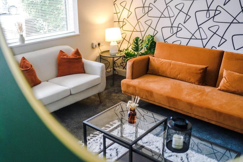 Cheerful 3 Bedroom Home With Parking Near Chester Saughall Екстериор снимка