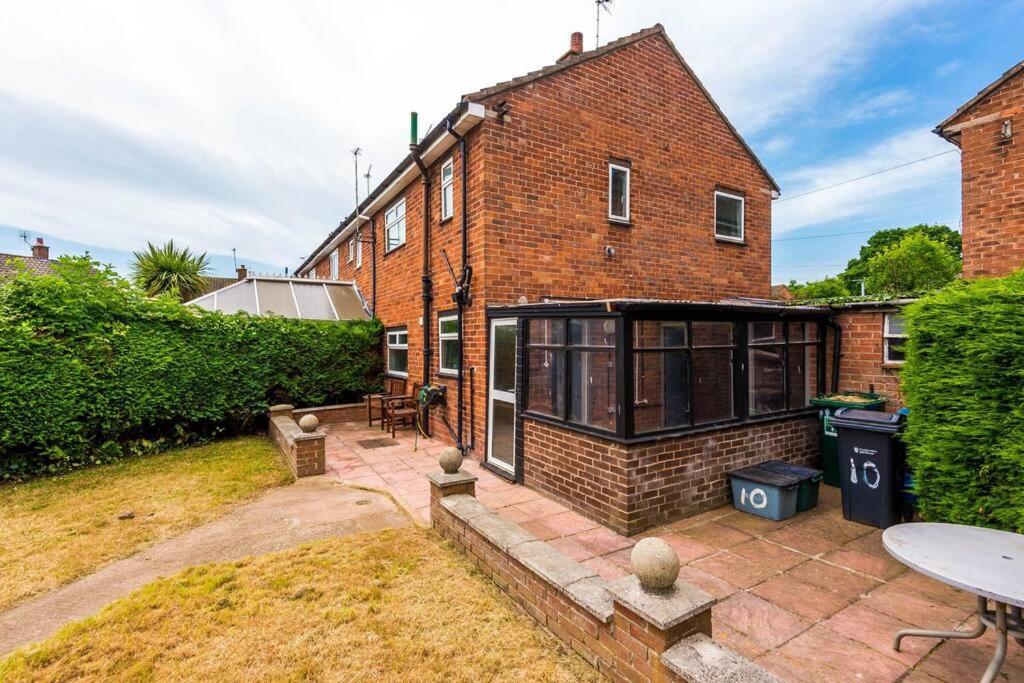 Cheerful 3 Bedroom Home With Parking Near Chester Saughall Екстериор снимка