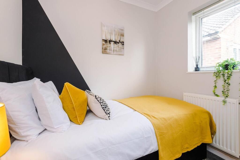 Cheerful 3 Bedroom Home With Parking Near Chester Saughall Екстериор снимка