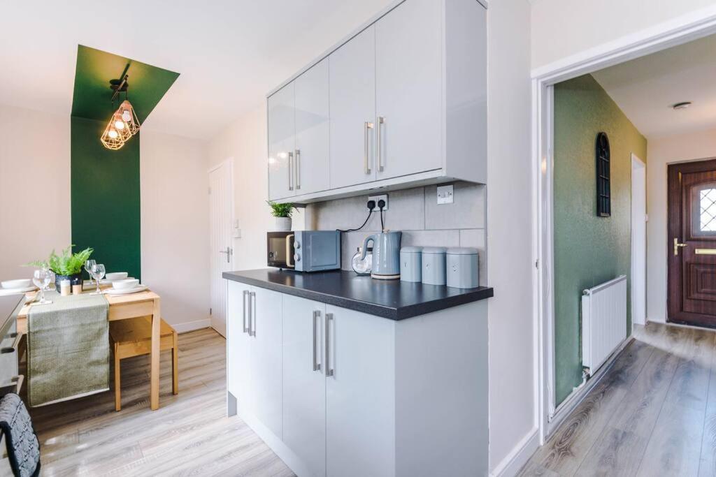Cheerful 3 Bedroom Home With Parking Near Chester Saughall Екстериор снимка