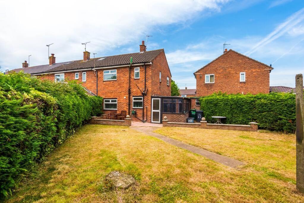 Cheerful 3 Bedroom Home With Parking Near Chester Saughall Екстериор снимка