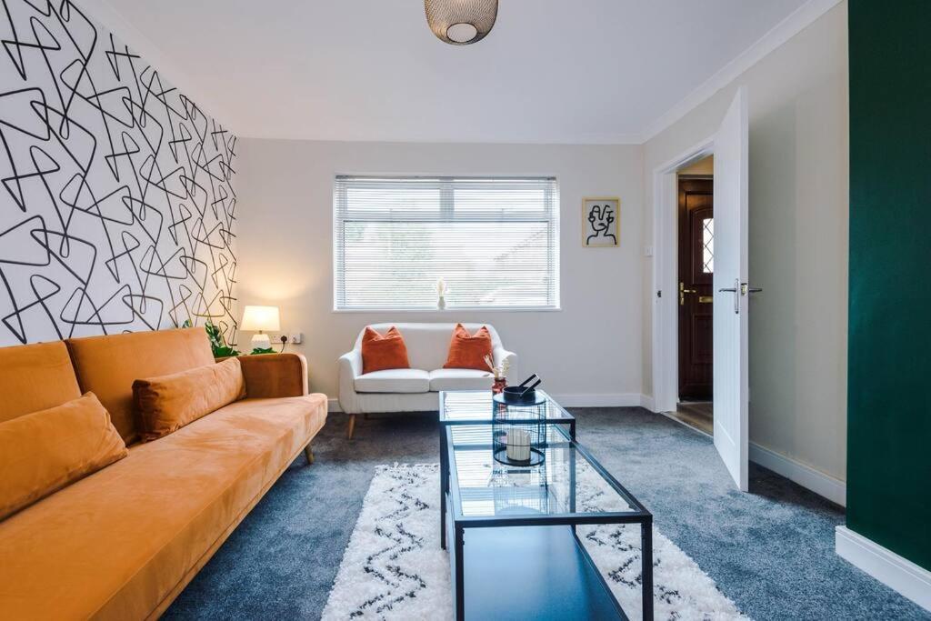 Cheerful 3 Bedroom Home With Parking Near Chester Saughall Екстериор снимка